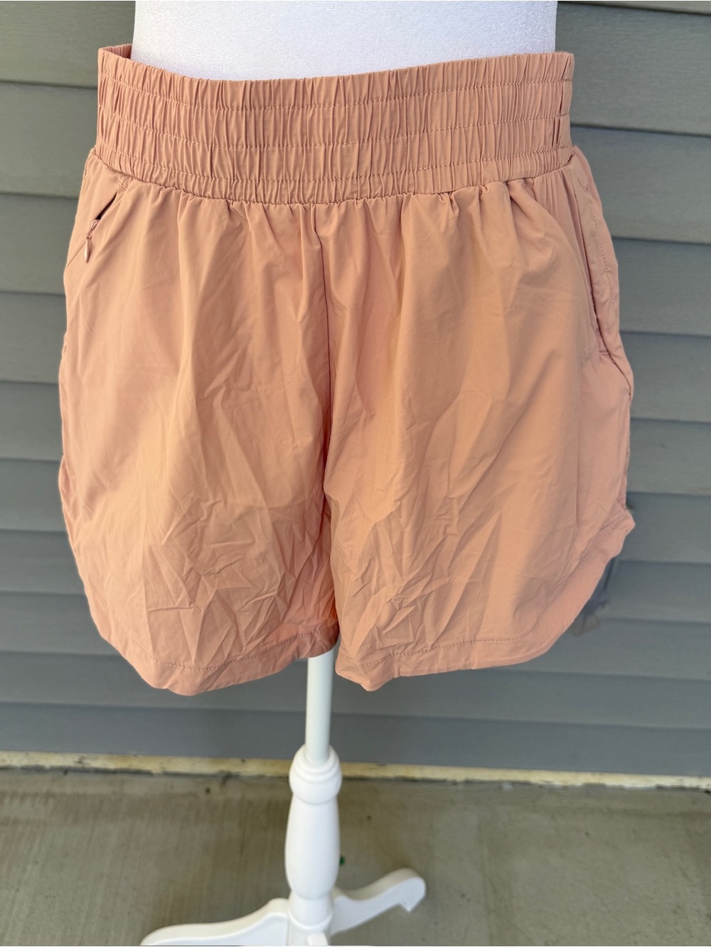 NWOT Women's XL Loose Fit Workout Shorts Hidden Zipper Pockets Peach Athleisure
